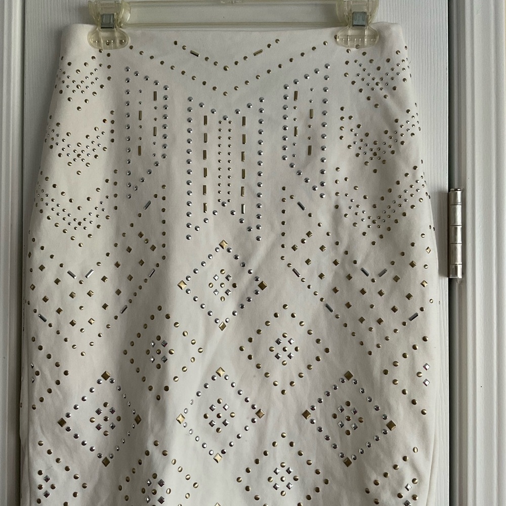Beautiful Skirt no flaws.  Back is same as front